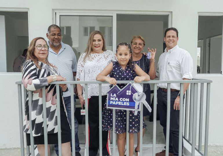 Ministro Bonilla entrega apartamento de Mi Vivienda Hato del Yaque a familia que residía en condiciones de vulnerabilidad