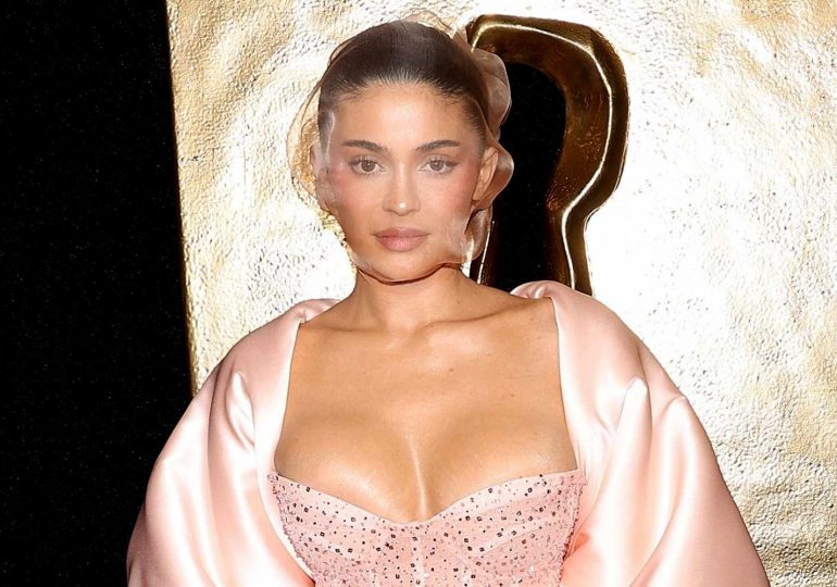 Kylie Jenner destaca en desfile de Alta Costura de Schiaparelli con look en rosa pastel