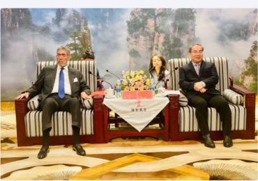 Miguel Mejía, secretario general del MIU, se reúne con funcionarios y políticos chinos