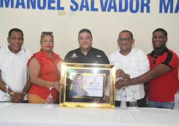 Ayuntamiento de Mella entrega a Francisco Camacho las llaves de la ciudad