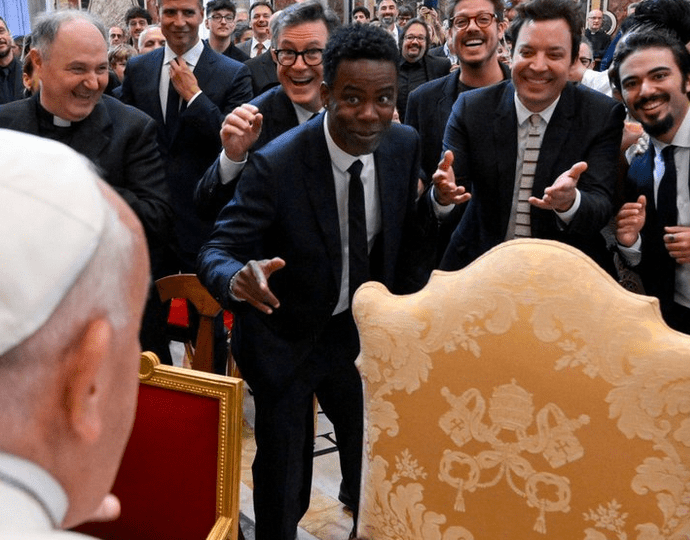 El papa recibe alfajores de Argentina durante reunión con comediantes