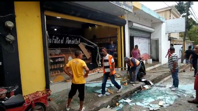 Explosión en panadería de La Vega deja al menos cincos heridos