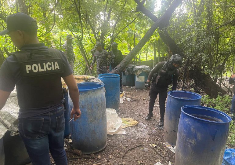 Policía Nacional desmantela laboratorio clandestino de bebidas alcohólicas en Azua