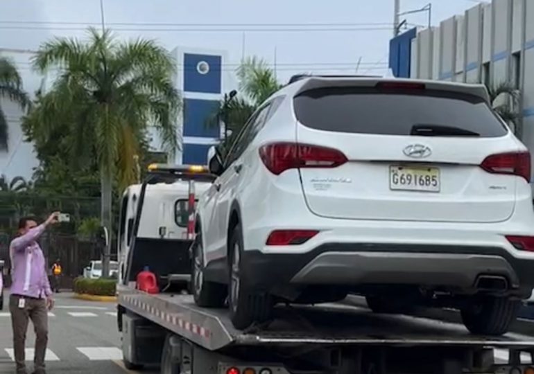 Policía encuentra vehículo que atropelló a Julio César de la Rosa en el sector Honduras