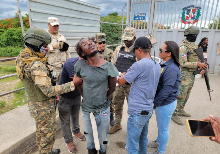 Ejército entre a las autoridades de Haití haitiano detenido en Dajabón