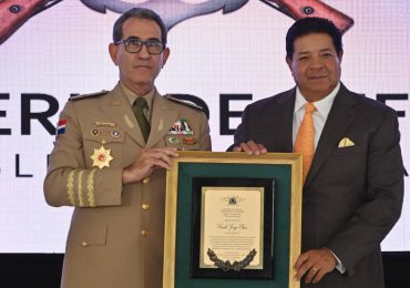 MIDE reconoce al ingeniero Frank Jorge Elías por sus aportes a las Fuerzas Armadas