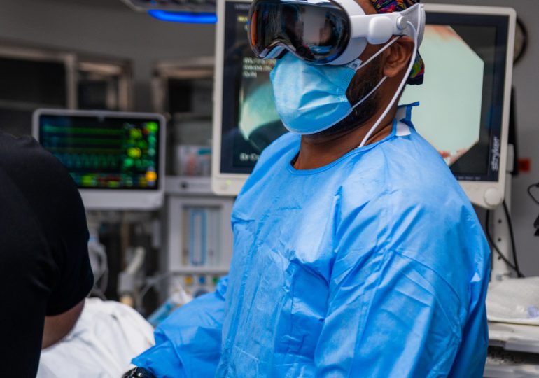 Doctor Jean Constanzo realiza primera cirugía con Apple Vision Pro en América