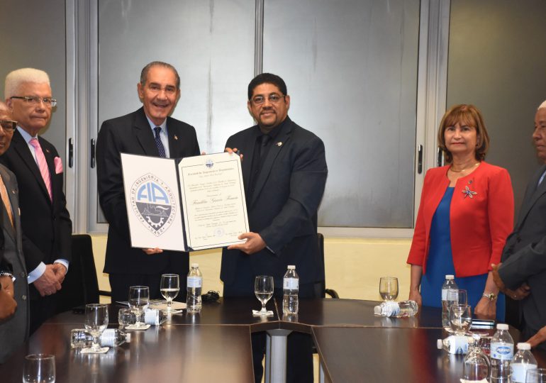 Franklin García Fermín es reconocido por el Consejo de la Facultad de Ingeniería de la UASD