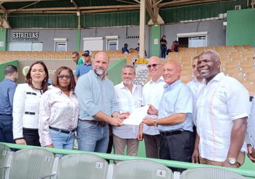 Gobierno entrega 84 millones de pesos como primera partida para remozamiento del estadio Tetelo Vargas en SPM