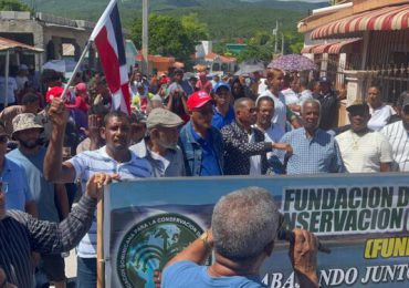 Comunitarios y asociaciones marchan en Barahona contra instalación de grancera en El Cachón