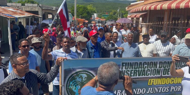 Comunitarios y asociaciones marchan en Barahona contra instalación de grancera en El Cachón