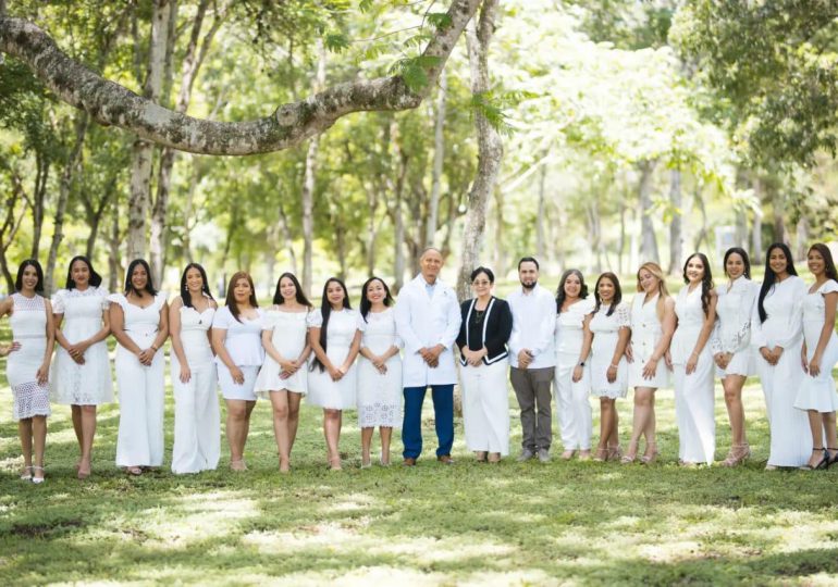 Hospital Arturo Grullón celebra graduación de pediatras y cardiólogos