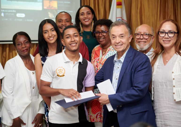 Dominicanos residentes en Estados Unidos reconocen a estudiantes meritorios de liceo en SDO