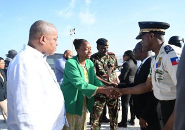 El primer ministro y altos funcionarios haitianos visitan contingente policial Keniano en Puerto Príncipe