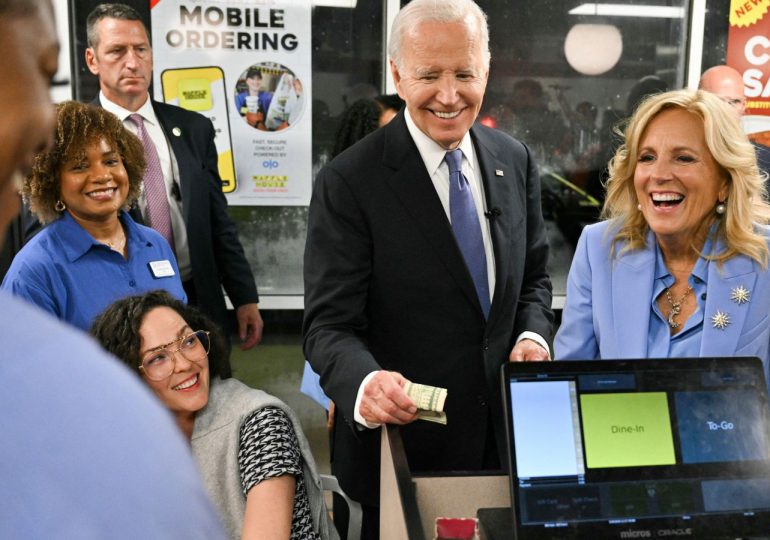 <strong>Biden y la primera dama hacen una parada en un Waffle House tras el debate presidencial</strong>