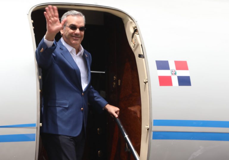Presidente Abinader sale hacia Panamá para la toma de posesión del mandatario electo, José Raúl Mulino