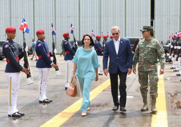 Presidente Abinader sale hacia Panamá junto a la primera dama