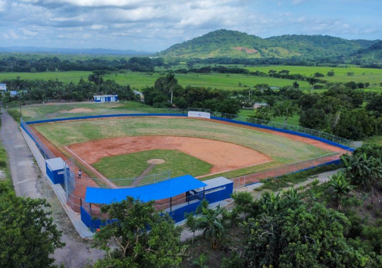 Un estadio de Fútbol y dos campos de béisbol fueron entregados en Hato Mayor y El Seibo