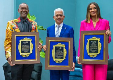 Ricardo de los Santos recibe reconocimiento del Club Rotario de Cotuí