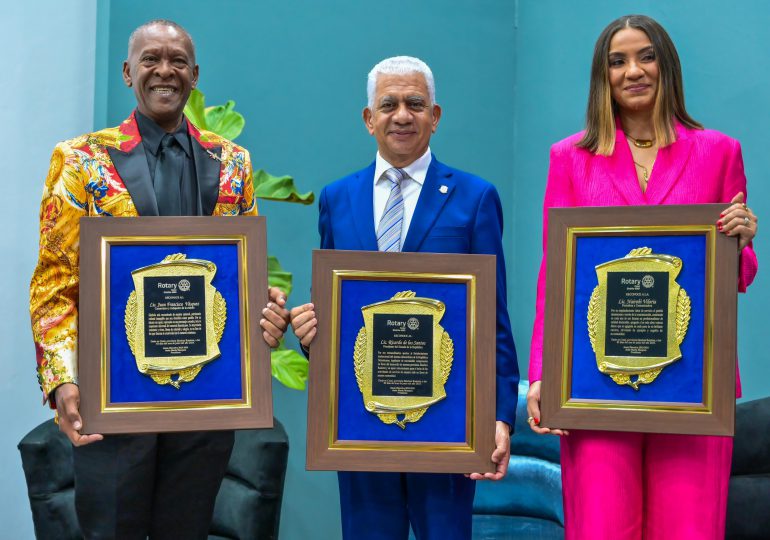 Ricardo de los Santos recibe reconocimiento del Club Rotario de Cotuí