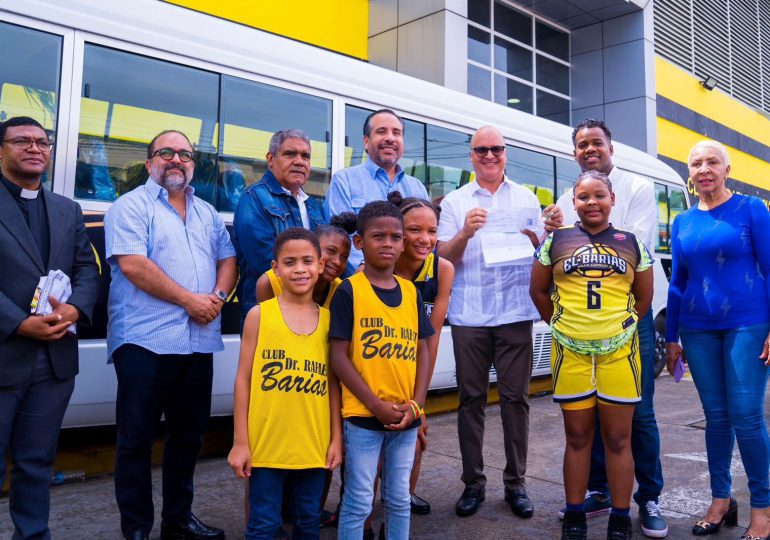 Ministro Igor Rodríguez entrega moderno autobús al Club Rafael Barias, Villa Consuelo