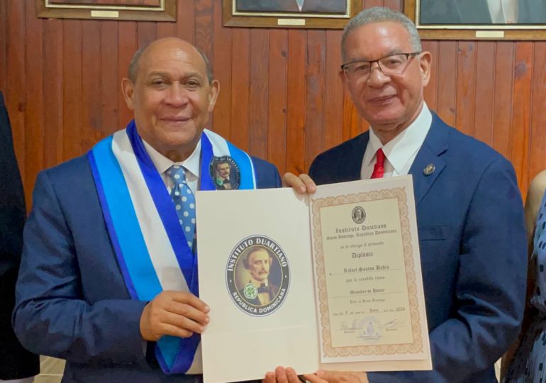 Instituto Duartiano reconoce trayectoria de Rafael Santos Badía haciéndolo miembro de honor