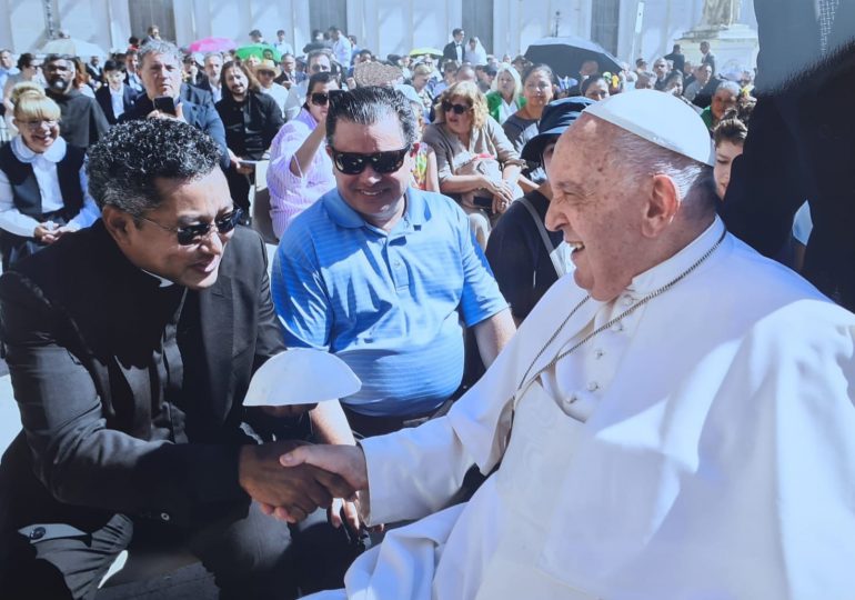 Papa Francisco hace regalo a sacerdote dominicano en su 15 Aniversario de Ordenación Sacerdotal