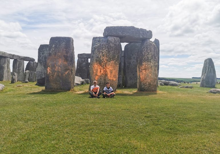 Detienen a dos activistas tras rociar con pintura naranja el monumento de Stonehenge