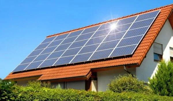 Crean asociación para promover los derechos de los usuarios de paneles solares