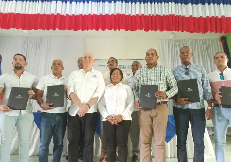 INDESUR realiza en la provincia Independecia acto de firma de contratos de obras de riego