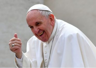 El Papa a los comediantes:"Está bien bromear sobre Dios, no es herejía”