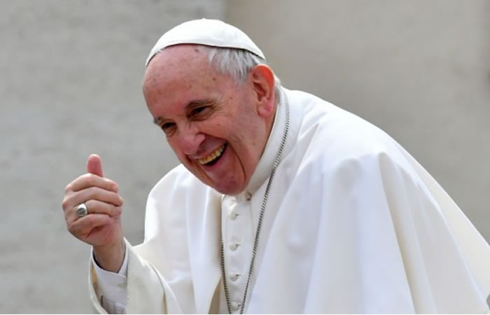El Papa a los comediantes:"Está bien bromear sobre Dios, no es herejía”