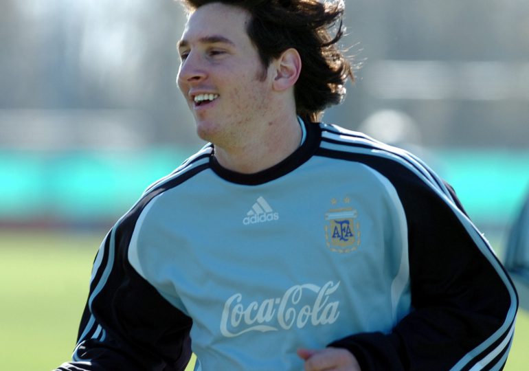 Se cumplen 20 años desde que Messi se puso por primera vez la camiseta albiceleste