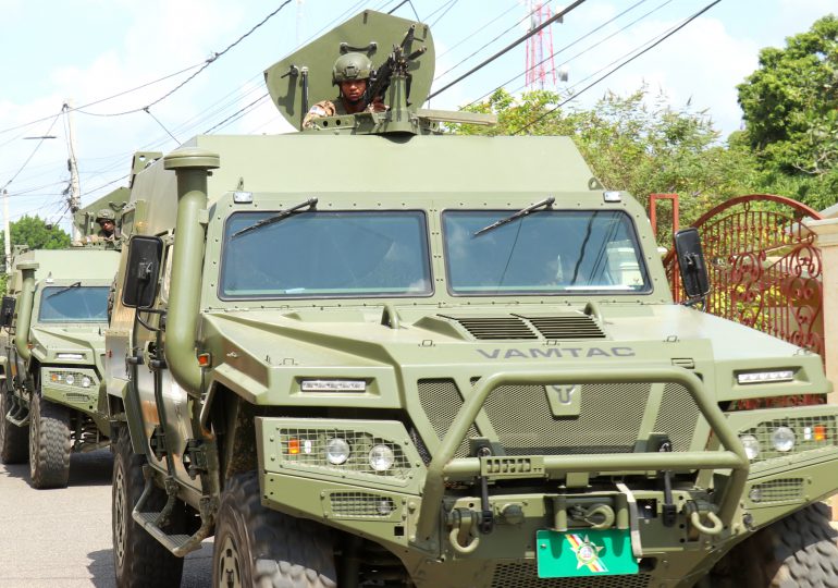 Con vehículos blindados militares del Ejército recorren frontera ante crisis en Haití