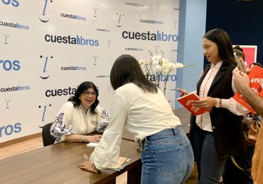 La doctora Ana Simó realiza firma de libros en Santiago