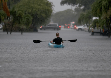 Residentes de Florida salen en canoas ante inundaciones
