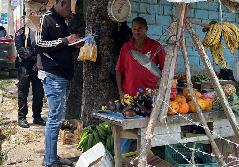 La Alcaldía de Santiago realiza operativos para regularizar vendedores informales en la ciudad