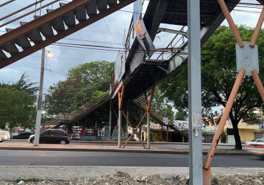 MOPC desmonta puente peatonal dañado en Sabana Perdida; abrirá licitación para construir otro