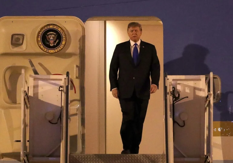 Trump llega a Atlanta en su avión privado para su primer debate con Biden