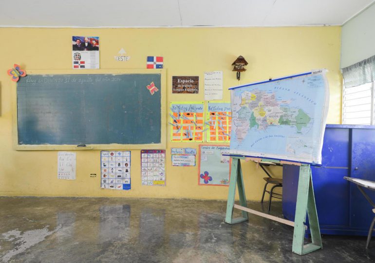 Precariedad en escuelas rurales dominicanas: desde escasez de espacio a posibles derrumbes