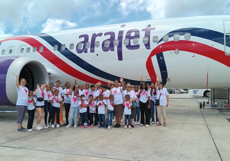 AERODOM y Arajet llevan a niñas a su primer vuelo en aeropuerto