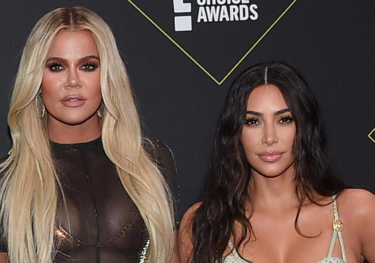 Hermanas Kardashian “luchan” con body encerradas en baño público