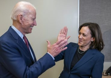 Biden dice que la vicepresidenta Harris está "calificada para ser presidenta"