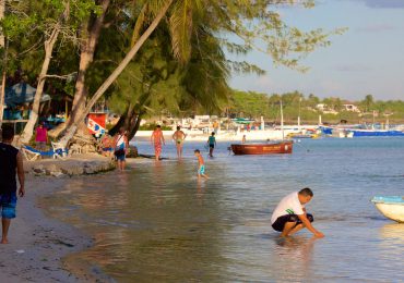 David Collado anuncia que el plan de regeneración de playas iniciará en Boca Chica