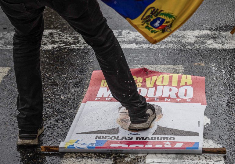 Venezolanos derriban propaganda de Maduro en varios estados