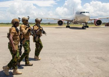 Policías de Kenia se enfrentan a bandas armadas por primera vez desde su llegada a Haití