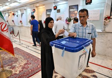 Irán elige en la segunda vuelta presidencial entre un reformista y un ultraconservador