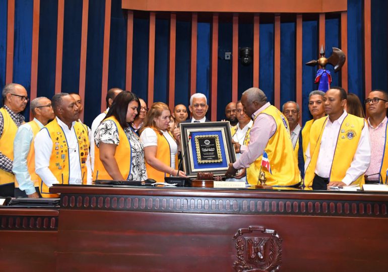 Club de Leones Cotuí reconoce al presidente del Senado por sus aportes y labor social en su provincia