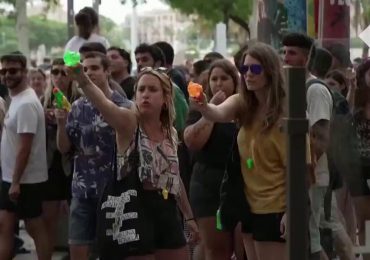 “Váyanse a sus casas”: Corren a turistas con pistolas de agua en Barcelona
