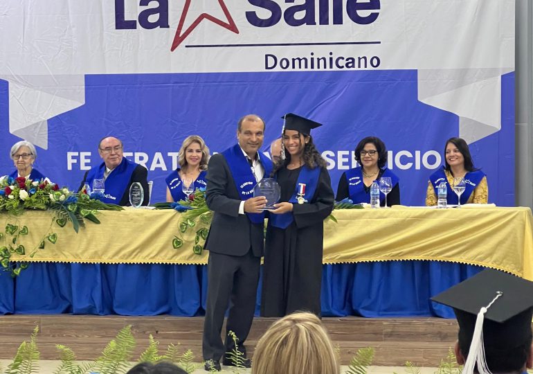 La Salle otorga a Rangelys Medrano el “Premio Augusto Basilio Lavastre” por mejor promedio en matemáticas